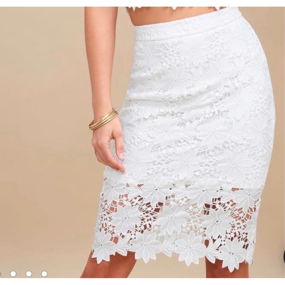Lulus White Lace Skirt – Size Medium | Floral Pattern | Scalloped Hem